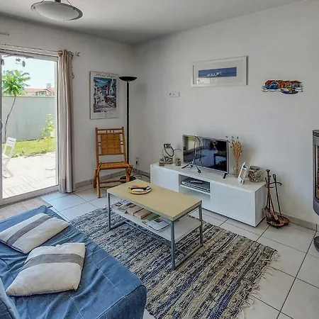 2 Bedroom Gorgeous In Michel En Lherm 度假居